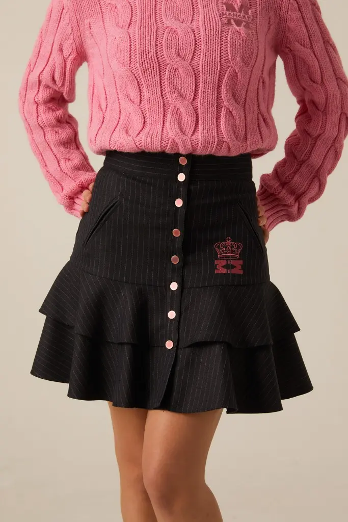 falda-volantes-tapeta-raya-diplomatica (1).webp