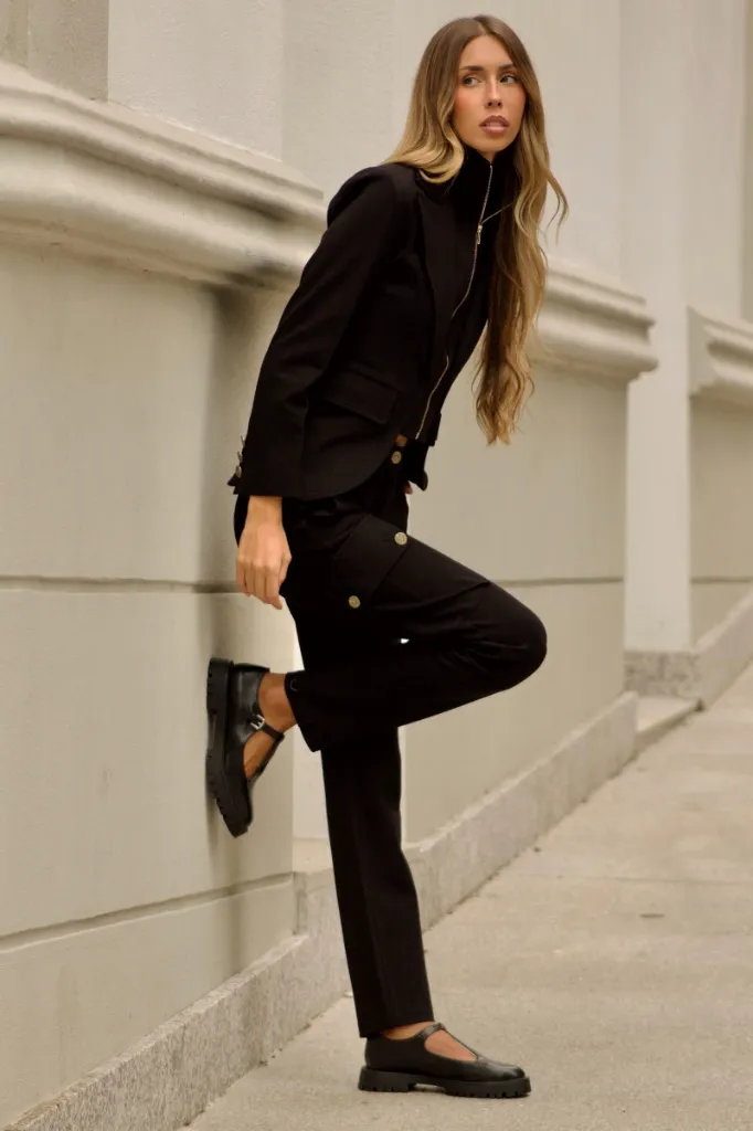 pantalon-bolsillos-negro (1).webp