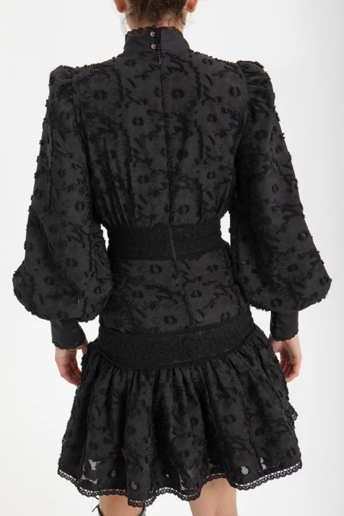 vestido-negro-flores-y-jaretas (2).webp