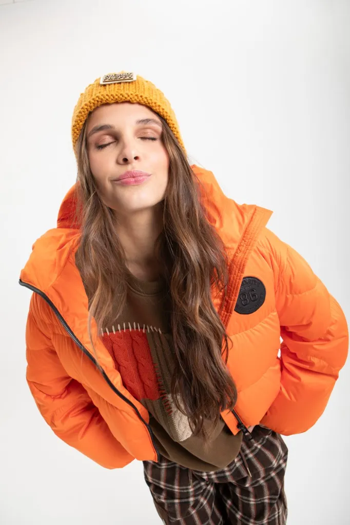 plumas-corto-naranja (2).webp