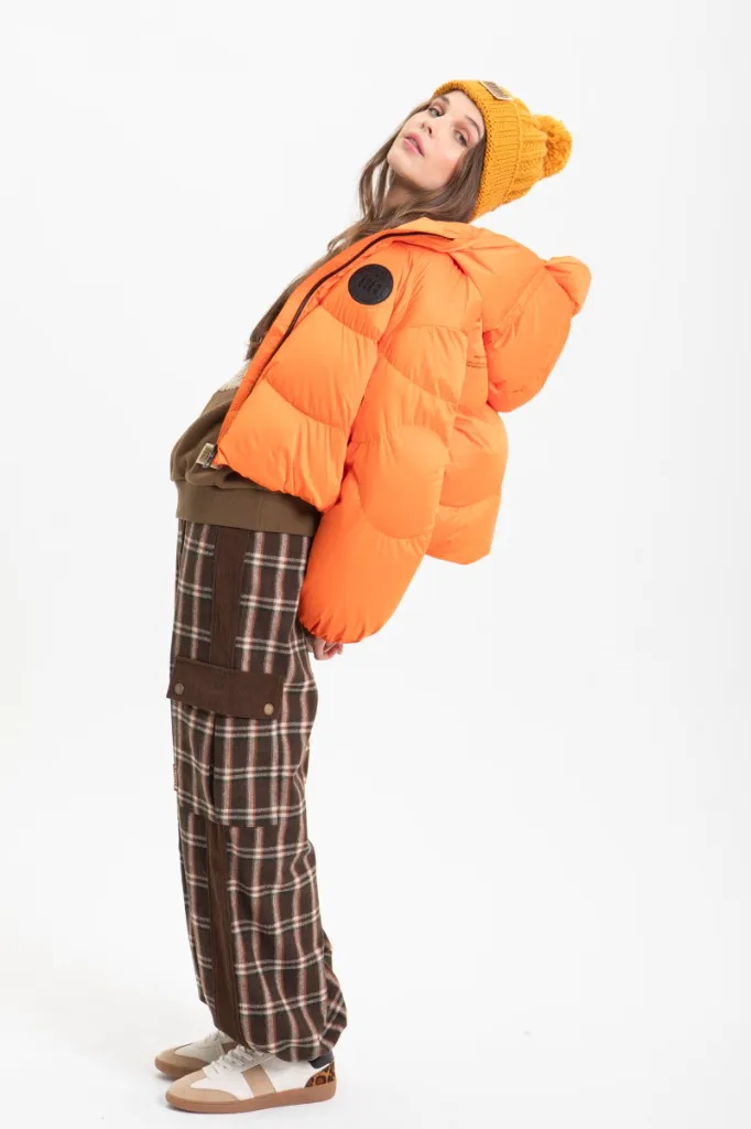 plumas-corto-naranja (3).webp