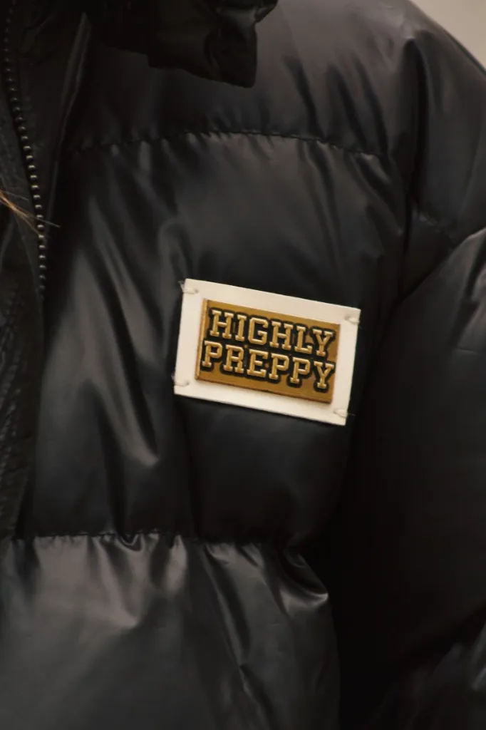 plumas-largo-oversize-negro (2).webp