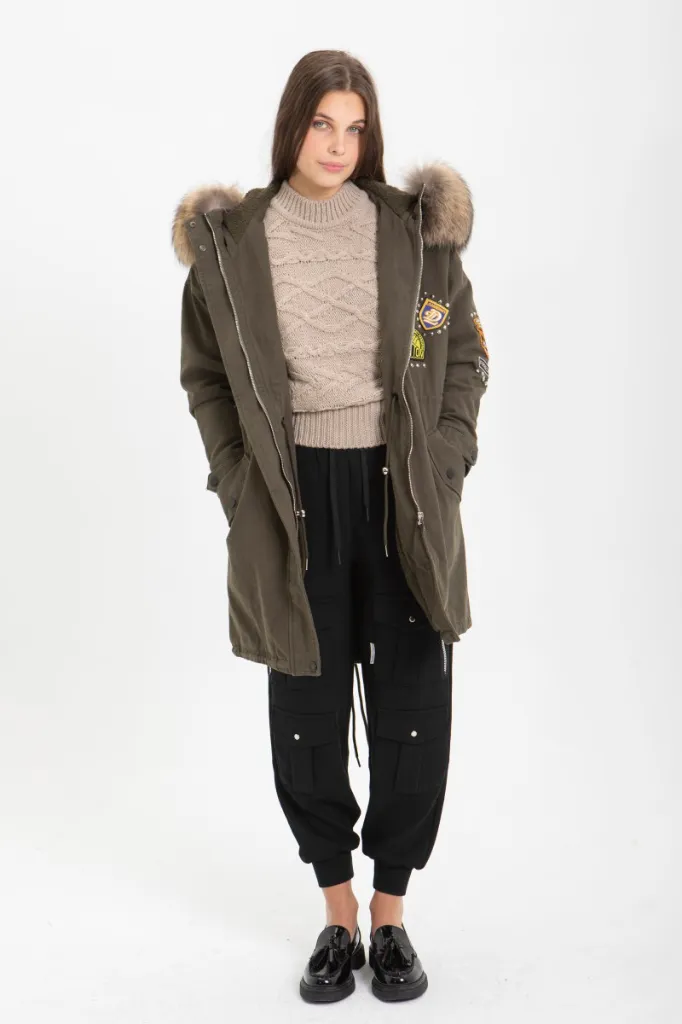 parka-con-pelo-capucha (4).webp