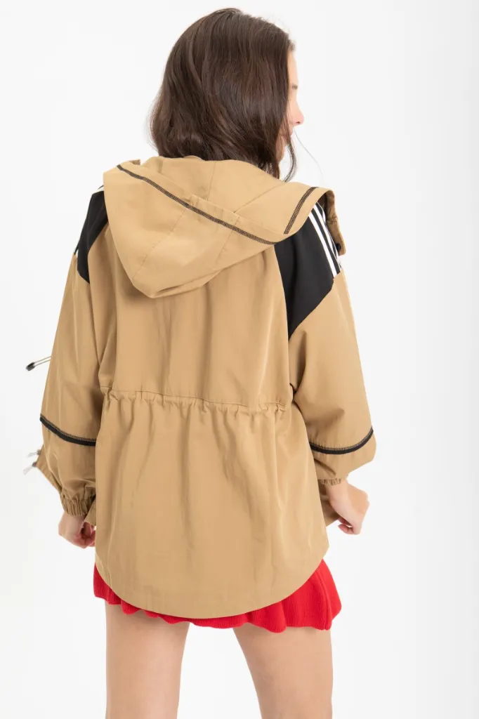 sobrecamisa-con-capucha-camel (2).webp