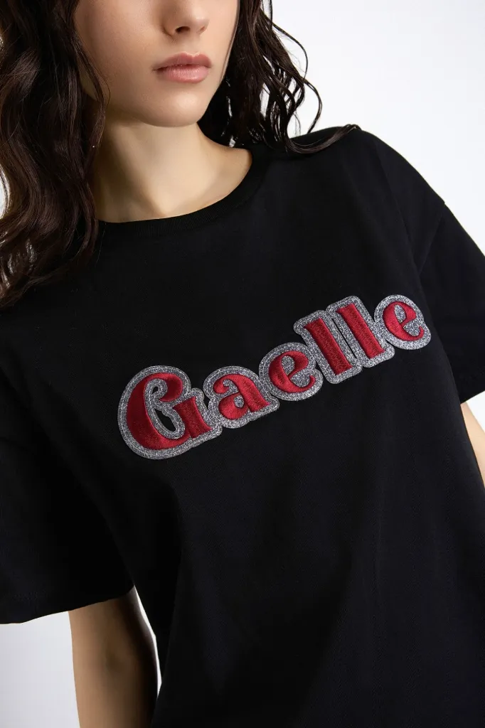 0028520_t-shirt-girocollo-manica-corta-con-ricamo-nero_2000.webp